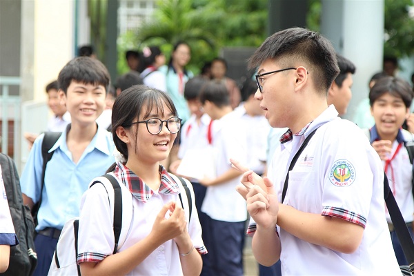 Các bạn học sinh Hồ Chí Minh vui vẻ vì đề khá dễ