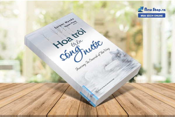 hoa trôi trên sóng nước