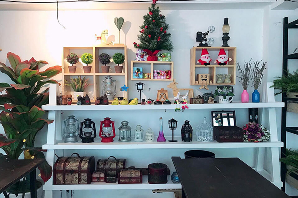 trang trí noel với kệ gỗ